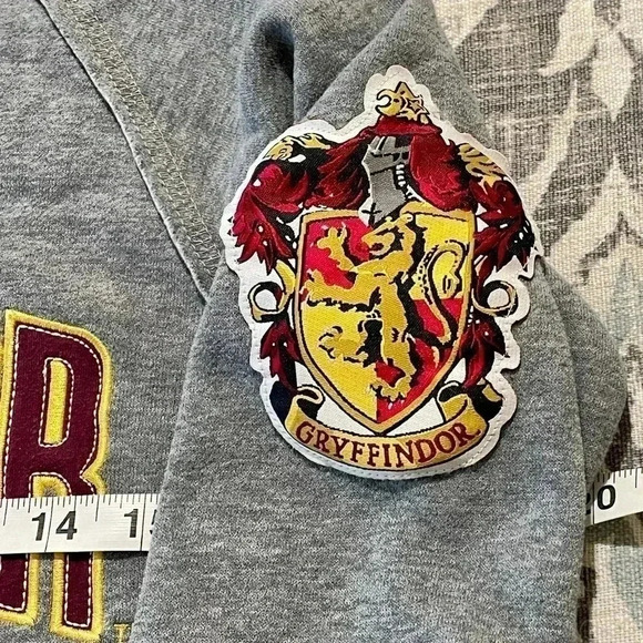 Harry Potter Sweatshirt Womens XS Wizarding World Gryffindor Universal Studios - Picture 5 of 7